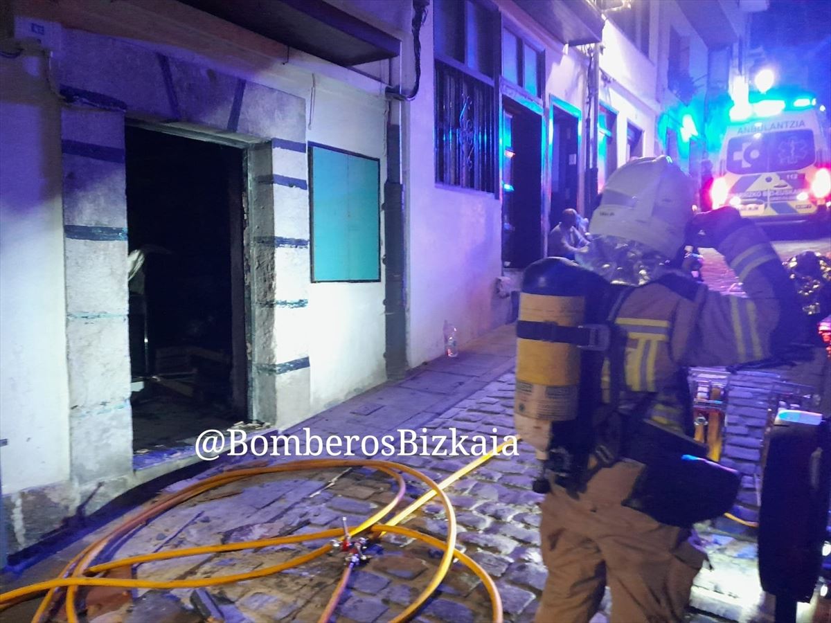 Incendio en una vivienda de Lekeitio. Foto: Bomberos y bomberas de Bizkaia