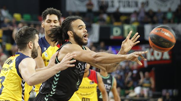 Sacha Killeya-Jones busca un pase en un partido anterior del Bilbao Basket. Foto: EFE.