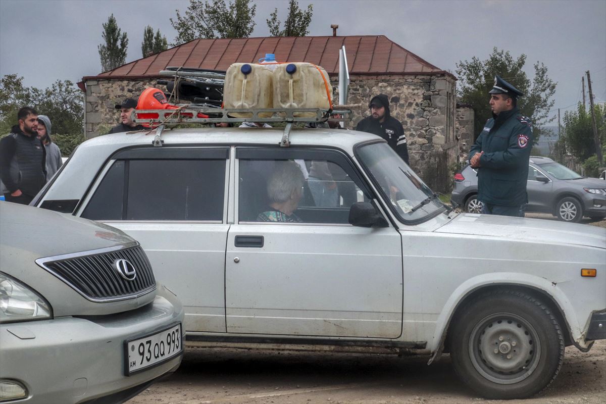 Desplazados armenios por el conflicto en Nagorno Karabaj. Foto: EFE