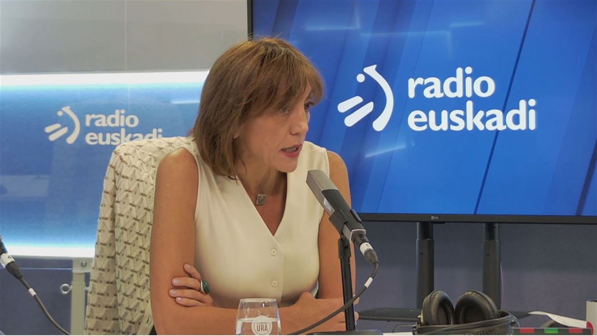 Eva Ferreira EHUko errektorea, Radio Euskadin, artxiboko irudi batean