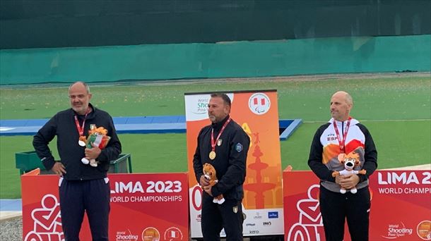 Iñaki Oloriz, en la parte derecha de la imagen, tras recibir la medalla. Foto: FEDDEDF