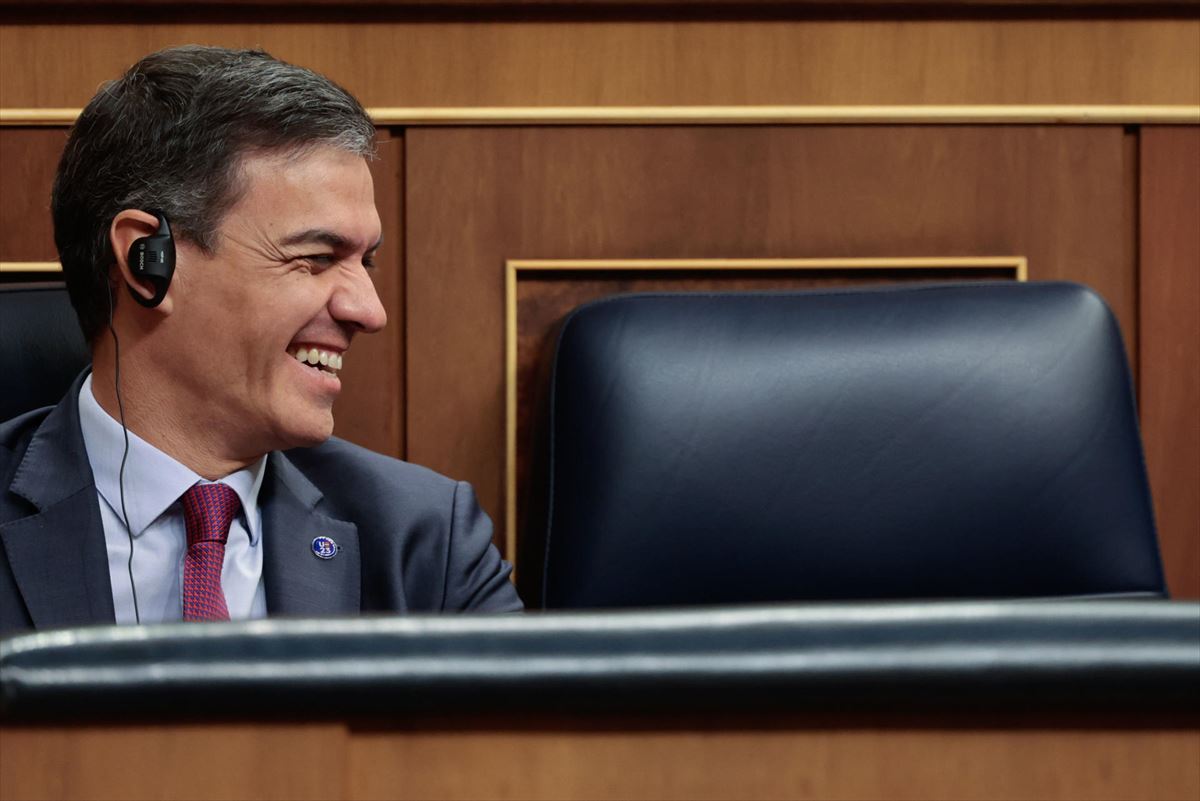 Sánchez, sonriente, ayer en el Congreso. 