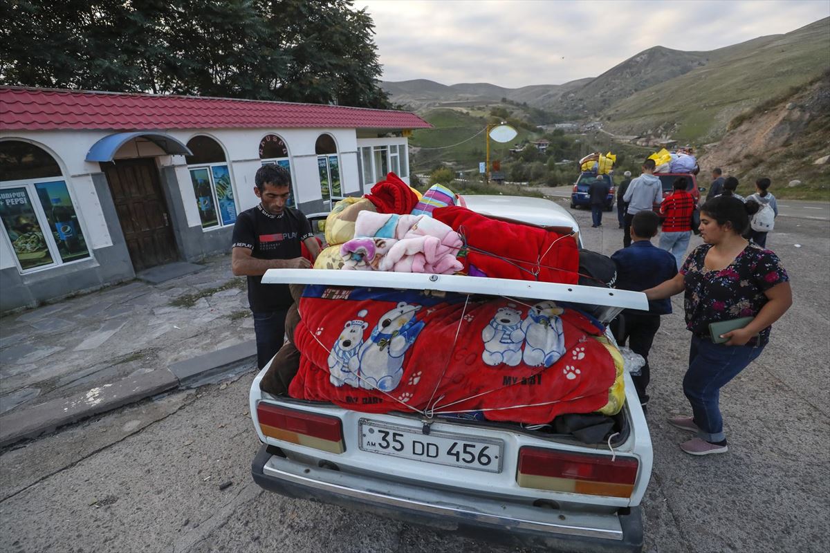 Armenios étnicos de Nagorno-Karabaj hacen una parada para descansar en su camino a Goris, Armenia