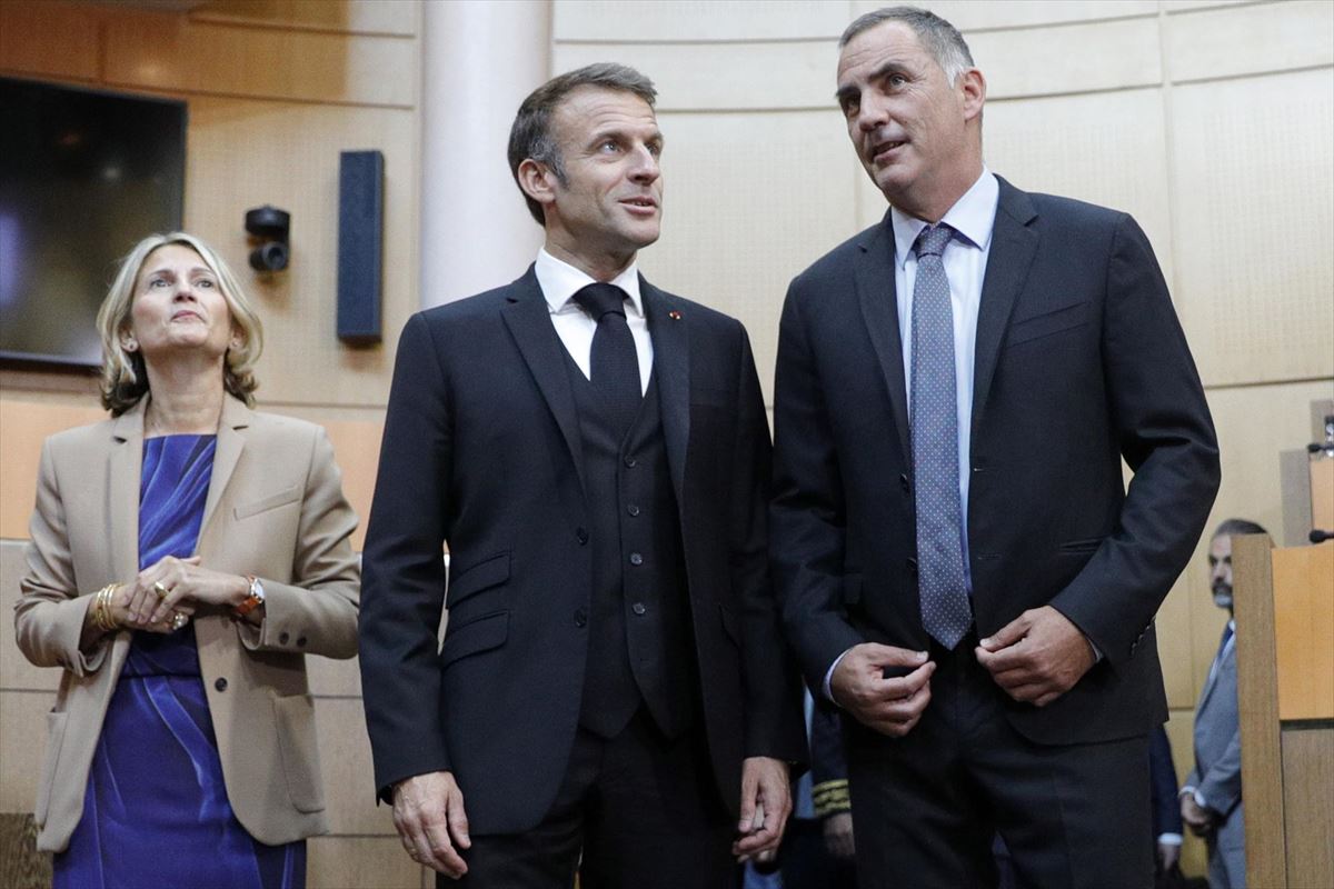 Emmanuel Macron eta Gilles Simeoni, aurrenekoak Korsikara egindako azken bisitan. Argazkia: EFE