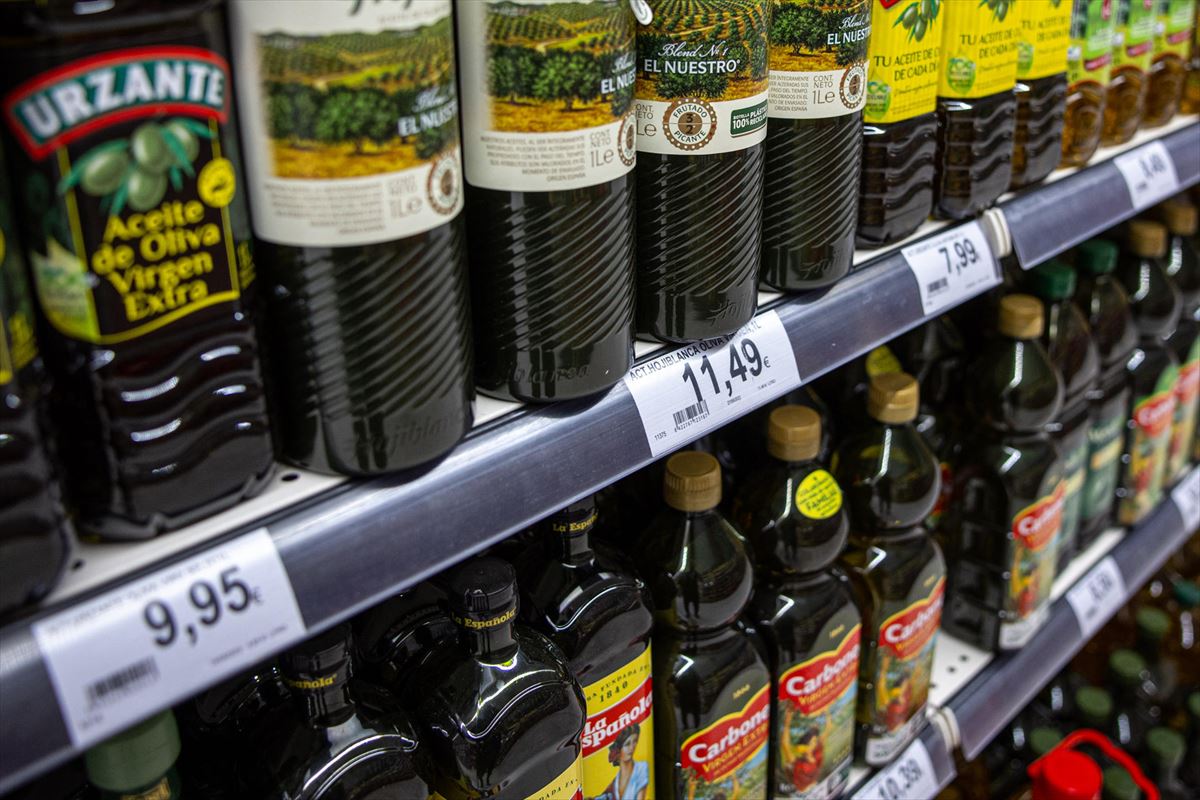 En menos de cuatro años, el valor del aceite de oliva ha subido casi un 200 %. Foto: EFE.
