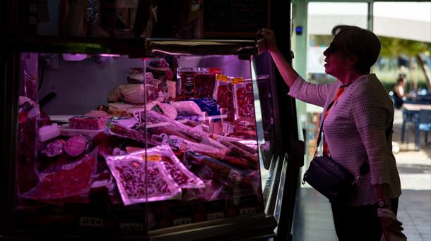 Una mujer, en una carnicería