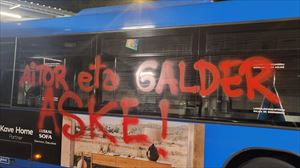 Encartelan y hacen pintadas en un autobús de línea de San Sebastián