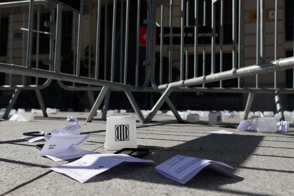 Papeletas y urnas ante la Jefatura de la Policía en Barcelona. Foto: Efe