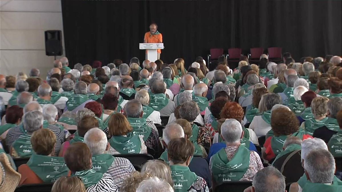 Encuentro de mayores en Landako Gunea de Durango. Captura de imagen de un vídeo de EITB Media.