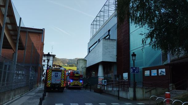 Bomberos ante el polideportivo de Lazkao. Foto: EITB Media