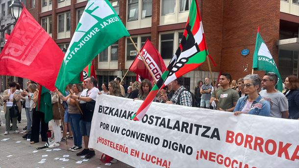 Concentración de los trabajadores y las trabajadoras frente al hotel Indautxu. 