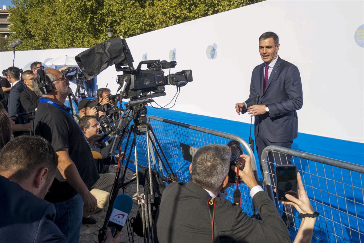 Sánchez realiza declaraciones a su llegada a la reunión de la comunidad Política Europea en Granada