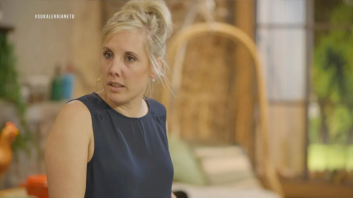 Azolar ichki ishtondan tashqariga qaramoqda