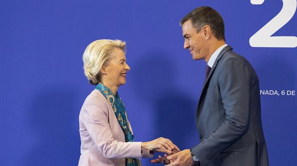 Ursula Von der Leyen junto a Pedro Sánchez. EFE