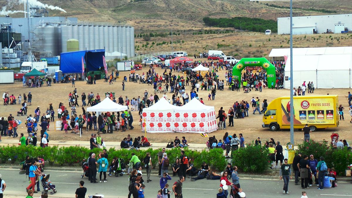 Gente disfrutando de la fiesta Nafarroa Oinez en 2013 en Etxarri Aranaz
