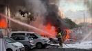 Bomberos israelíes tratan de sofocar el fuego provocado por el lanzamiento&#8230;