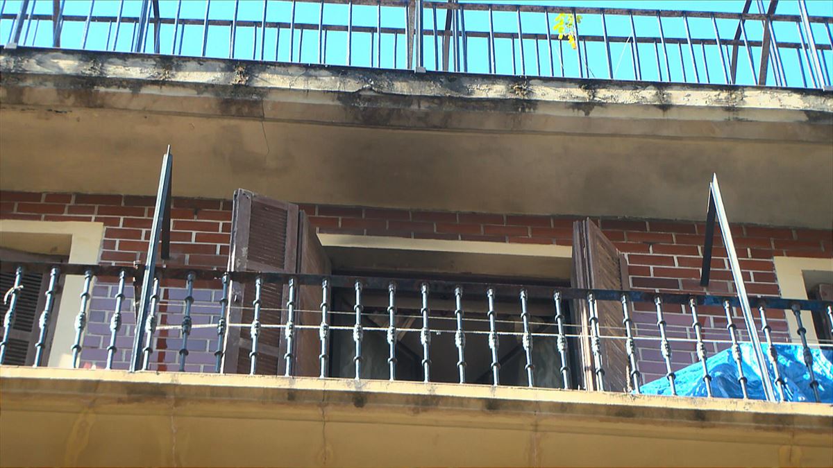 El incendio ha calcinado dos viviendas en la calle Mayor de San Sebastián.