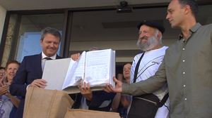 12.000 sinadura bildu dituzte, Lapurdi-Gipuzkoa muga berriz ireki dezaten eskatzeko