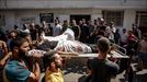 Palestinos trasladan el cuerpo de un compañero muerto. EFE title=