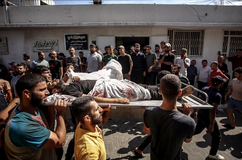 Palestinos trasladan el cuerpo de un compañero muerto. EFE