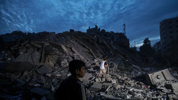 Niños merodean en los escombros de la Torre de Palestina, derribada esta tarde por Israel. Foto: Efe