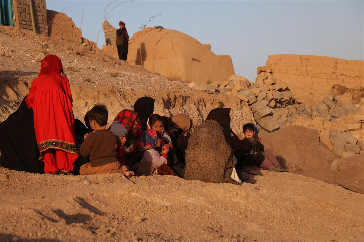 Imagen de mujeres y niños en Herat (Afganistán), tras los terremotos de este sábado. Foto: EFE