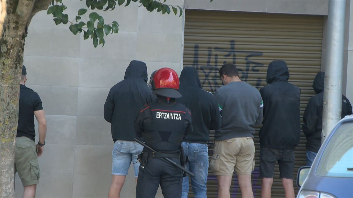 Incidentes entre aficionados del Alavés y el Betis.