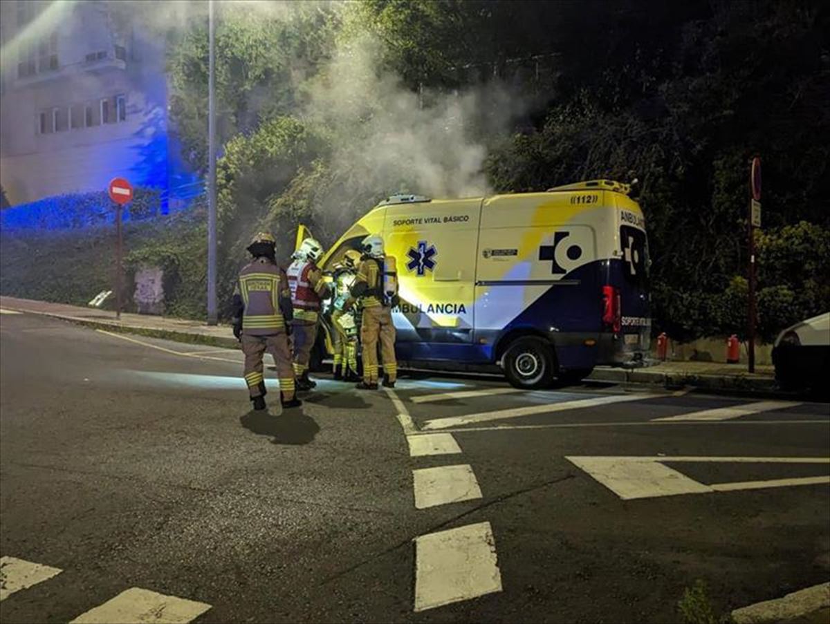 La ambulancia incendiada en Leioa (Bizkaia). Imagen: Departamento de Salud del Gobierno Vasco