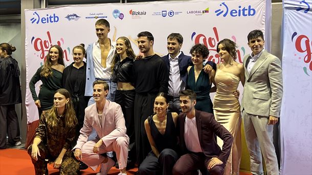 El elenco de actores en el preestreno del Zinemaldia