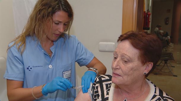 Mujer vacunándose. Imagen obtenida de un vídeo de EITB Media.