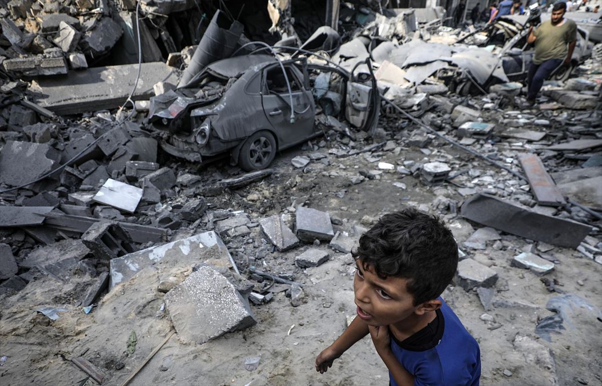 Un niño ante un edificio bombardeado en Gaza. Foto: EFE