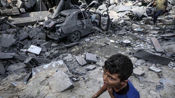 Un niño ante un edificio bombardeado en Gaza. Foto: EFE