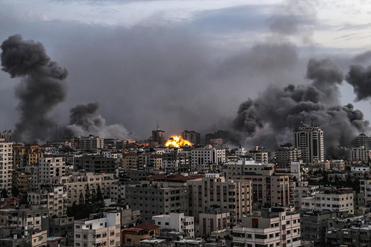 Israelgo Armadaren bonbardaketa Gazako Zerrendan. Argazkia: EFE