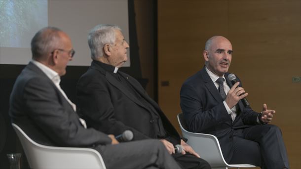 Andoni Aldekoa, junto a Ramiro González y Luis de Lezama.