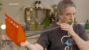 Barazkiekin edota berrerabilitako materialekin musika jotzen du Jon Urrutia Gorlizko musikariak