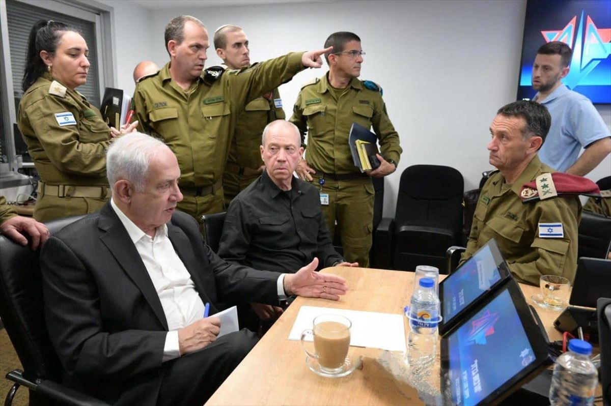 Netanyahu, rodeado de militares. Foto: EFE