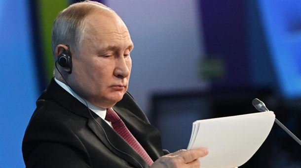 El presidente ruso Vladimir Putin repasa unos datos durante la 'Russian Energy Week 2023'. Foto: EFE