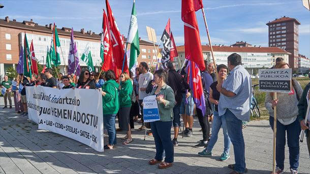 Deialdia egin duten sindikatuen elkarretaratzea, bi greba-egunen atariko. Argazkia: EFE