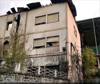 Un bombero herido en la extinción del incendio del colegio abandonado de Maristas de Artziniega 