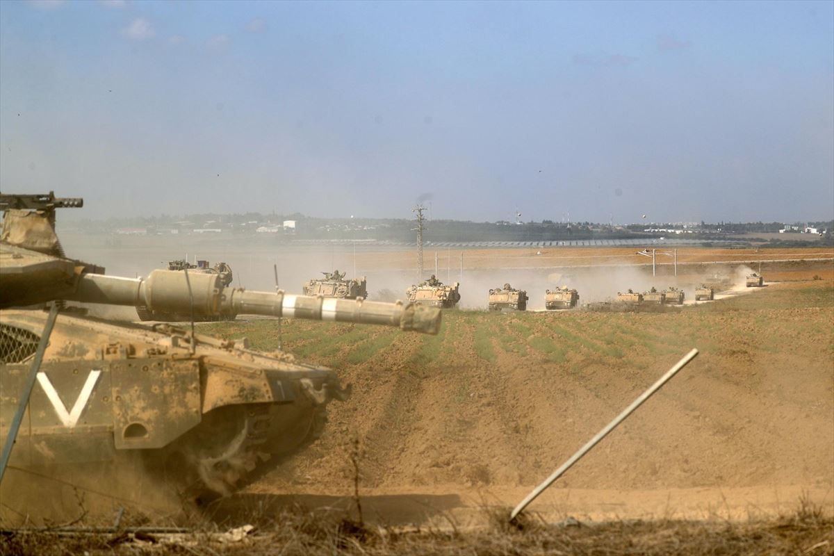 Israelgo Armadaren tankeak Gazako mugan