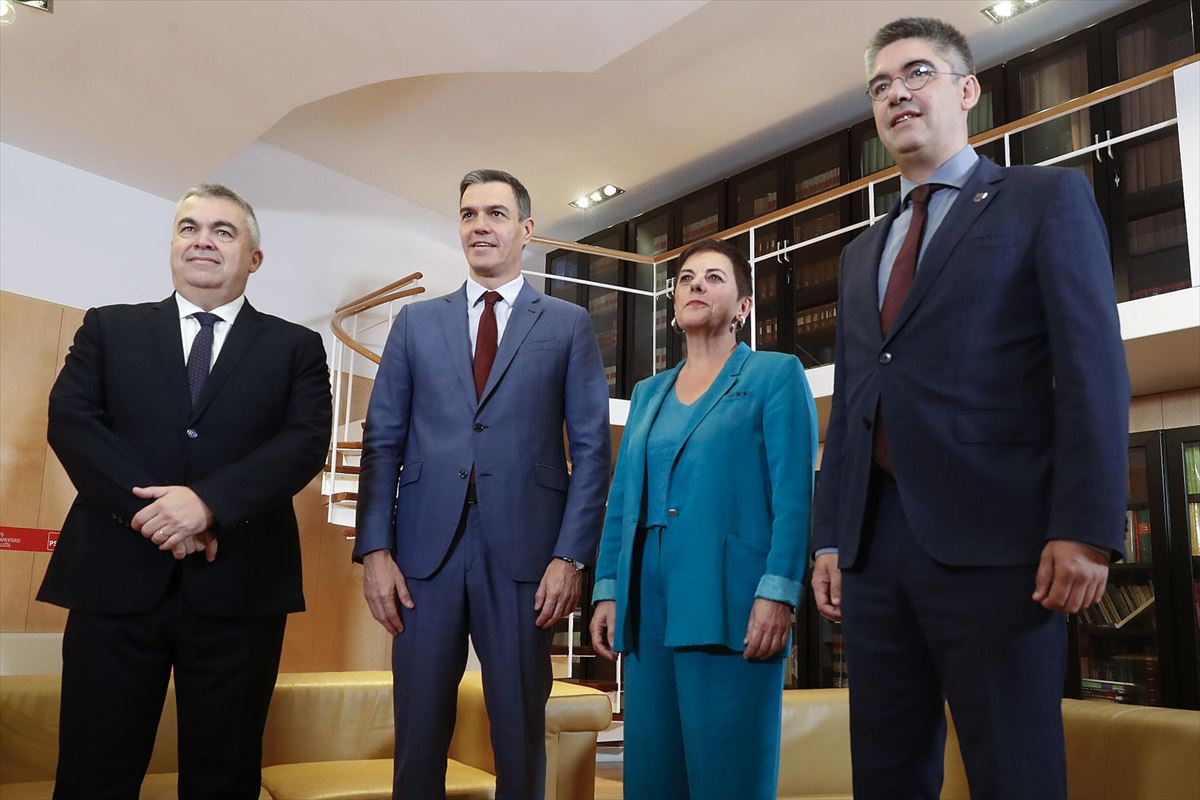 Sánchez con la representación de EH BIldu. FOto: Efe