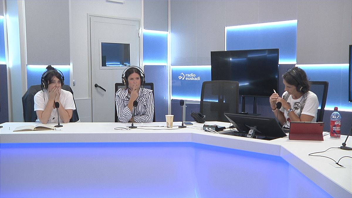 Oihane Etxebarrieta (EH Bildu) y Maitane Ipiñazar (PNV), en Radio Euskadi.