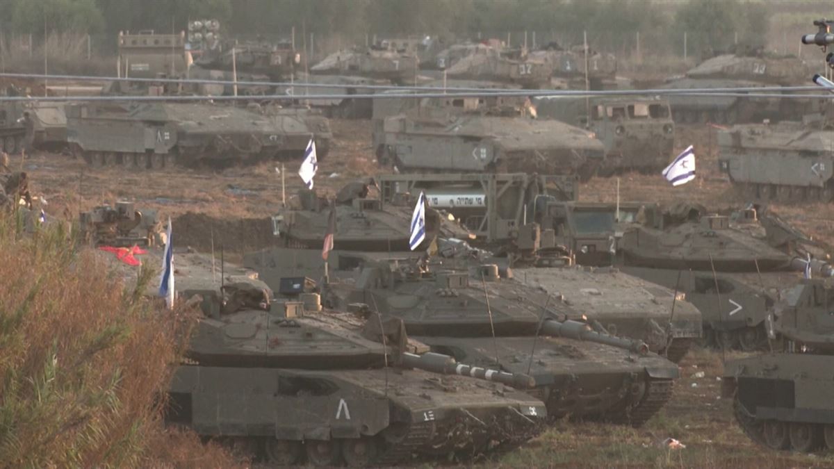 Los tanques del Ejército israelí, listos en la frontera con Gaza para iniciar la invasión terrestre