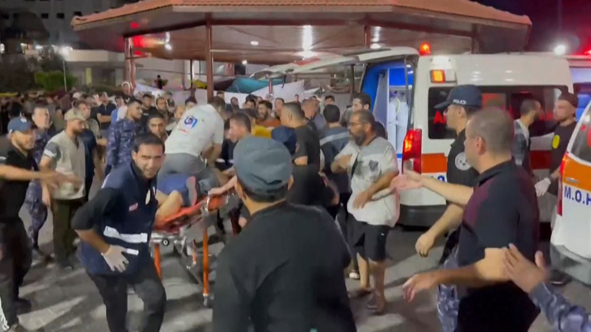 Heridos en el bombardeo israelí del hospital Al Ahli, en Gaza, llegan en ambulancia al de Shifa