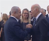 Netanyahuk eta Herzogek Tel Aviveko aireportuan bertan egin diote harrera Joe Bideni