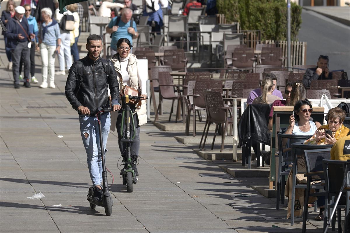 Dos personas circulan por las calles de Vitoria-Gasteiz en patinete eléctrico. Foto: EFE