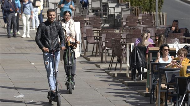 Dos personas circulan por las calles de Vitoria-Gasteiz en patinete eléctrico. Foto: EFE