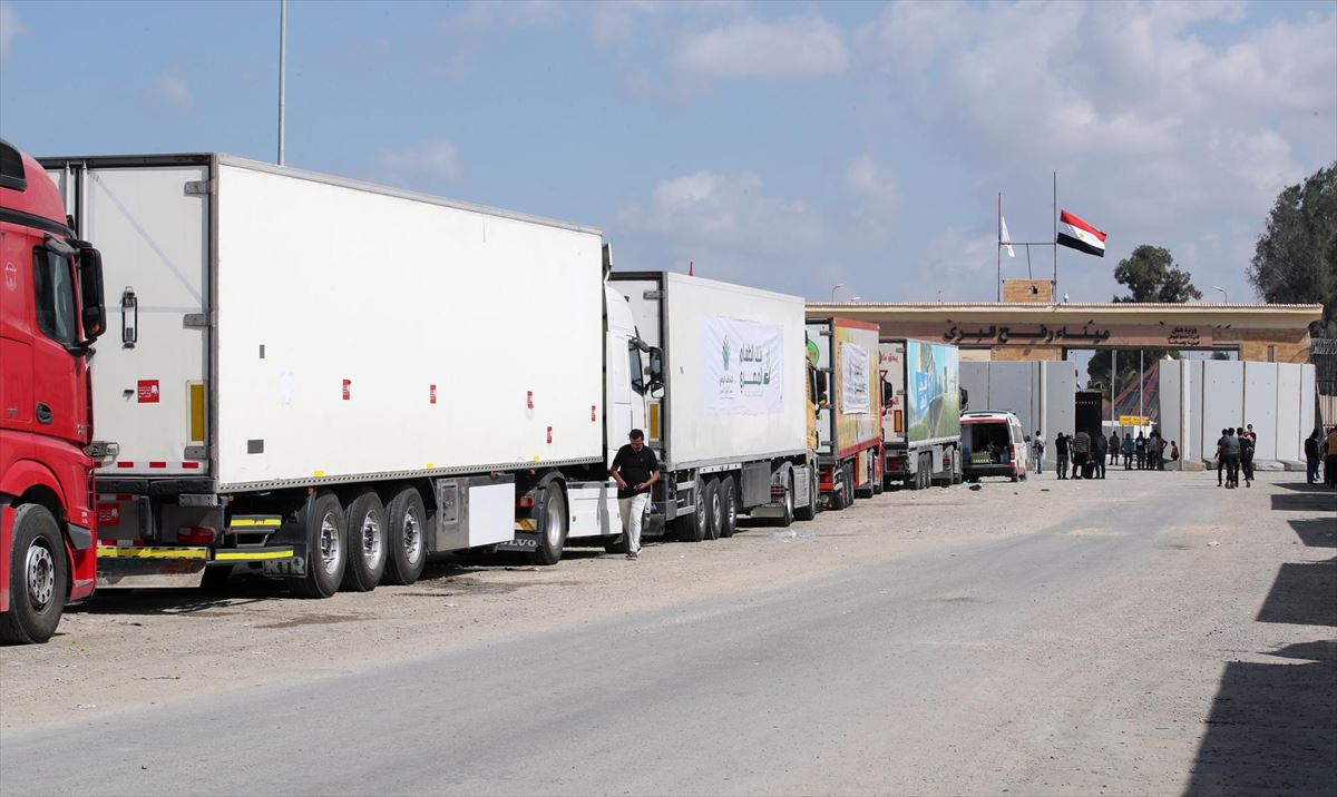 Decenas de camiones en el paso fronterizo de Rafah. 