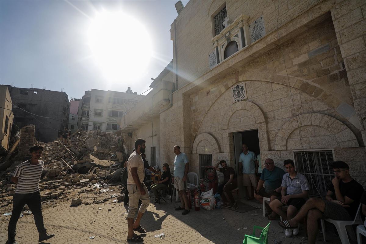 Gazatar batzuk, bondardatua izan den elizaren inguruan. Argazkia: EFE