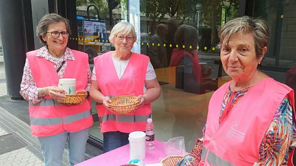 Montse, Rosa y Mamen, en la mesa informativa de la Asociación Katxalin